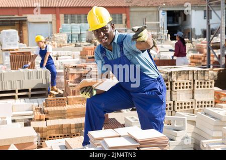 Costruttore con piastrelle in deposito all'aperto Foto Stock