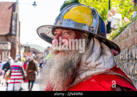 Un uomo vestito in costume medievale si prepara a partecipare Ad Una rievocazione della Battaglia di Lewes , Lewes, East Sussex, UK Foto Stock