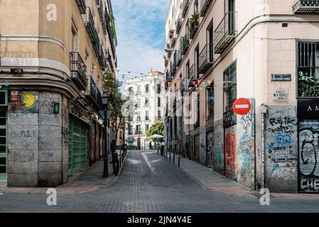 Madrid, Spagna - 5 giugno 2022: Quartiere Malasana nel centro di Madrid. E' un quartiere vivace e un centro per il fenomeno hipster, pieno di vita Foto Stock