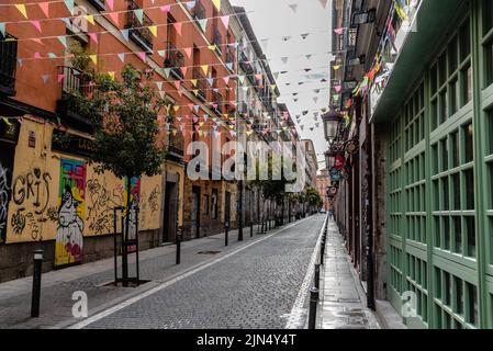 Madrid, Spagna - 5 giugno 2022: Quartiere Malasana nel centro di Madrid. E' un quartiere vivace e un centro per il fenomeno hipster, pieno di vita Foto Stock