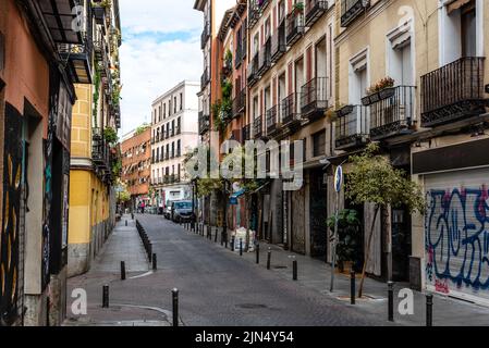 Madrid, Spagna - 5 giugno 2022: Quartiere Malasana nel centro di Madrid. E' un quartiere vivace e un centro per il fenomeno hipster, pieno di vita Foto Stock