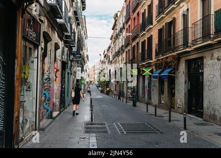 Madrid, Spagna - 5 giugno 2022: Quartiere Malasana nel centro di Madrid. E' un quartiere vivace e un centro per il fenomeno hipster, pieno di vita Foto Stock