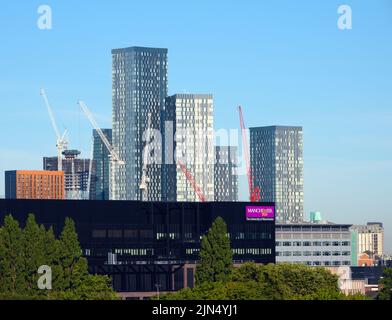 Una vista ad alto livello dei grattacieli a Deansgate Square nel centro di Manchester, Inghilterra, Regno Unito, vista dall'area di Ardwick della città al sud del centro della città. Foto Stock