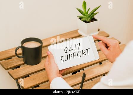 Testo che mostra il supporto di Inspiration 24 7. Panoramica aziendale che fornisce assistenza per il servizio di giorno e notte senza tempi di inattività Donna che tiene tablet con recenti Foto Stock