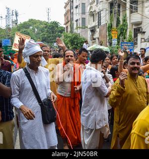 New Delhi, India 01 2022 luglio - un enorme raduno di devoti provenienti da diverse parti di Delhi in occasione di ratha yatra o rathyatra. Rath per Signore Foto Stock