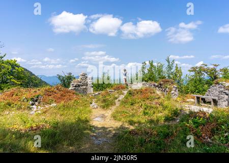 Le rovine del castello di Frigrihstein sopra Kocevje, nella Slovenia meridionale, sono una meta molto apprezzata per le escursioni a piedi. Foto Stock