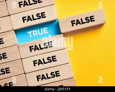Il dilemma tra vero e falso. Per scoprire il concetto di verità. Foto Stock