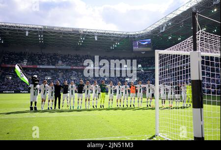 Borussia Monchengladbach, Germania. 06th ago, 2022. Giubilo finale squadra MG nello stadio Borussia-Park, giocatori e allenatore braccio in braccio davanti ai tifosi, calcio 1st Bundesliga, 1st giorno di incontro, Borussia Monchengladbach (MG) - TSG 1899 Hoffenheim (1899), 3: 1, il 08/06/2022 in Borussia Monchengladbach/ Germania. Le normative DFL vietano l'uso di fotografie come sequenze di immagini e/o quasi-video # © Credit: dpa/Alamy Live News Foto Stock