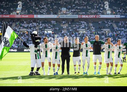 Giubilo finale della squadra MG nel Borussia-Park Stadium, giocatori e allenatore braccio in braccio davanti ai tifosi, da sinistra a destra mascotte Juenter the Foal (Junter), Christoph KRAMER (MG), Stefan LAINER (MG), allenatore Daniel FARKE (MG), Rocco REITZ (MG), Hannes WOLF (MG), Louis Jordan BEYER (LMG), Joe SCY), Jonas HOFMANN (MG) Soccer 1st Bundesliga, 1st matchday, Borussia Monchengladbach (MG) - TSG 1899 Hoffenheim (1899 ), 3: 1, il 6th agosto 2022 in Borussia Monchengladbach/Germania. Le normative #DFL vietano l'uso di fotografie come sequenze di immagini e/o quasi-video # © Foto Stock