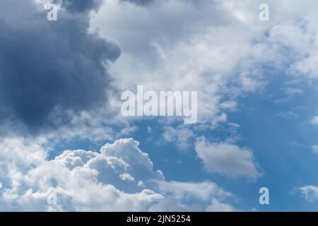 Alte nuvole bianche epiche su cielo blu. Cielo sfondo nuvoloso Foto Stock