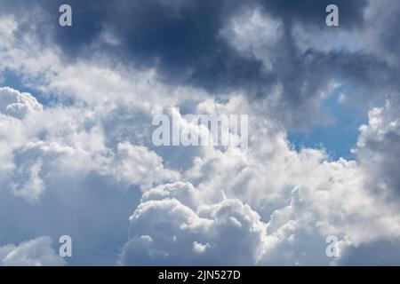 Soleggiato alto stratificato bianco epiche nuvole sul cielo blu. Cielo sfondo nuvoloso Foto Stock