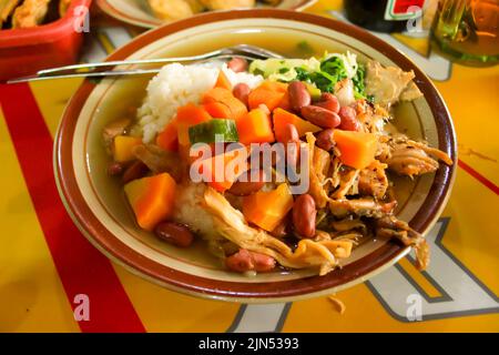 SOP Senerek o zuppa di fagioli rossi , zuppa di cibo tradizionale da Magelang, Indonesia. Cibo tradizionale indonesiano. A base di carne di manzo, o pollo, trippa Foto Stock