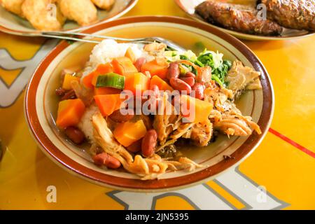 SOP Senerek o zuppa di fagioli rossi , zuppa di cibo tradizionale da Magelang, Indonesia. Cibo tradizionale indonesiano. A base di carne di manzo, o pollo, trippa Foto Stock