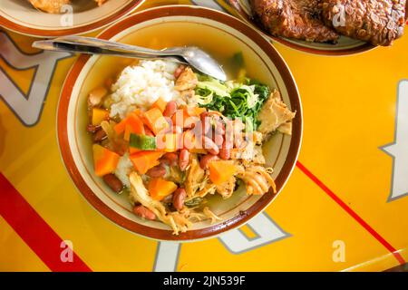 SOP Senerek o zuppa di fagioli rossi , zuppa di cibo tradizionale da Magelang, Indonesia. Cibo tradizionale indonesiano. A base di carne di manzo, o pollo, trippa Foto Stock