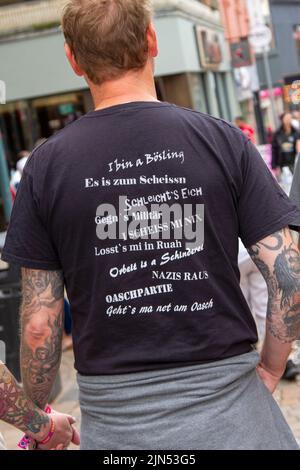 Giacche decorate, T-Shirts, slogan anti-establishment e eccentrici, e nomi di band al Rebellion Music Event, il più grande festival punk del mondo a Blackpool. All’inizio di agosto, i Blackpool’s Winter Gardens ospitano una massiccia formazione di gruppi punk per l’edizione 21st del Rebellion Festival che attrae migliaia di turisti nel resort. Più di 4 giorni ogni agosto a Blackpool, il meglio in Punk si riuniscono per questo evento sociale dell'anno con 4 giorni di musica su 6 palcoscenici con una massa di gruppi. Foto Stock