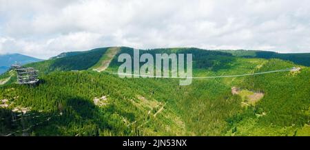 Vista aerea del ponte sospeso Sky Bridge 721 e torre di osservazione in montagna, Dolni Morava, Repubblica Ceca. Foto Stock