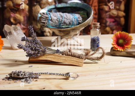 Lavanda secca con legno di Palo Santo e conchiglia di Abalone per sbavature Foto Stock