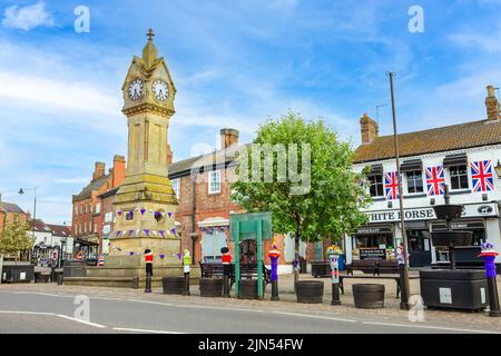 Thirsk, North Yorkshire, Regno Unito, giugno 01 2022. Mercato di Thirsk durante il Giubileo del platino della Regina con torre dell'orologio, caffè, negozi e parcheggi de Foto Stock