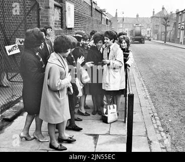 HELEN SHAPIRO cantante pop inglese firma autografi per i suoi amici della scuola nel 1961 Foto Stock