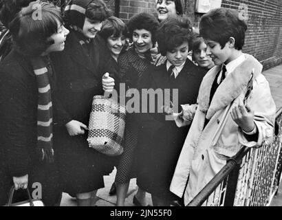 HELEN SHAPIRO cantante pop inglese firma autografi per i suoi amici della scuola nel 1961 Foto Stock
