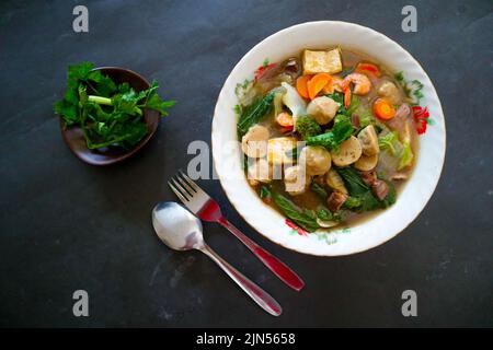 sapo tofu o sapo tahu cibo dalla cina (cibo cinese) a base di tofu, verdure, gamberetti, funghi, e polpette. sapo tofu servito su ciotola Foto Stock