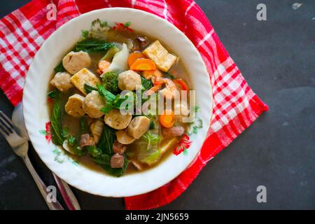 sapo tofu o sapo tahu cibo dalla cina (cibo cinese) a base di tofu, verdure, gamberetti, funghi, e polpette. sapo tofu servito su ciotola Foto Stock