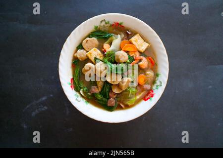 sapo tofu o sapo tahu cibo dalla cina (cibo cinese) a base di tofu, verdure, gamberetti, funghi, e polpette. sapo tofu servito su ciotola Foto Stock
