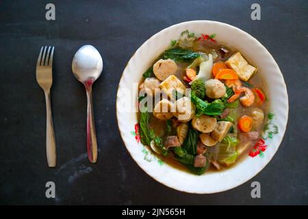sapo tofu o sapo tahu cibo dalla cina (cibo cinese) a base di tofu, verdure, gamberetti, funghi, e polpette. sapo tofu servito su ciotola Foto Stock