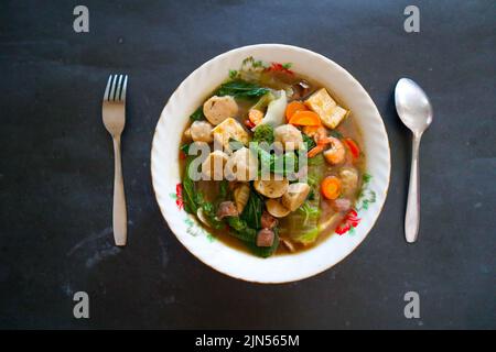 sapo tofu o sapo tahu cibo dalla cina (cibo cinese) a base di tofu, verdure, gamberetti, funghi, e polpette. sapo tofu servito su ciotola Foto Stock