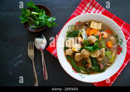sapo tofu o sapo tahu cibo dalla cina (cibo cinese) a base di tofu, verdure, gamberetti, funghi, e polpette. sapo tofu servito su ciotola Foto Stock