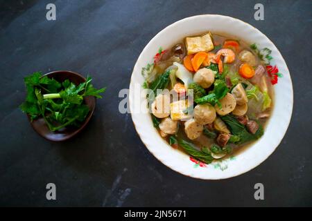 sapo tofu o sapo tahu cibo dalla cina (cibo cinese) a base di tofu, verdure, gamberetti, funghi, e polpette. sapo tofu servito su ciotola Foto Stock