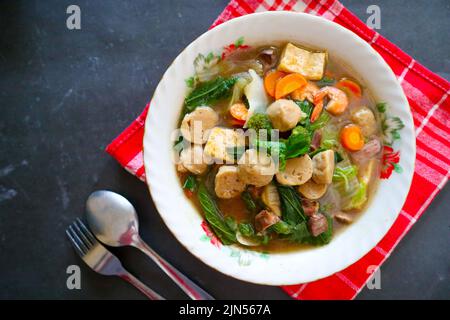 sapo tofu o sapo tahu cibo dalla cina (cibo cinese) a base di tofu, verdure, gamberetti, funghi, e polpette. sapo tofu servito su ciotola Foto Stock