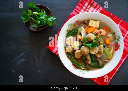 sapo tofu o sapo tahu cibo dalla cina (cibo cinese) a base di tofu, verdure, gamberetti, funghi, e polpette. sapo tofu servito su ciotola Foto Stock
