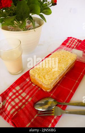 Tres Leches Cake o bagno al latte servito con cucchiaio e forchetta, isolato su fondo bianco Foto Stock