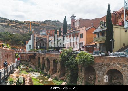 Tbilisi, Georgia - 09 agosto 2022: Vecchie case storiche a Tbilisi. Abanotubani. Viaggi Foto Stock