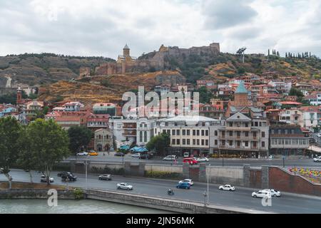 Tbilisi, Georgia - 09 agosto 2022: Vecchie case storiche a Tbilisi. Abanotubani. Viaggi Foto Stock