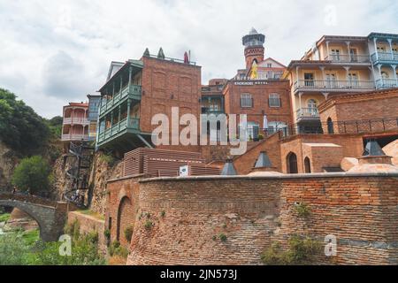 Tbilisi, Georgia - 09 agosto 2022: Vecchie case storiche a Tbilisi. Abanotubani. Viaggi Foto Stock