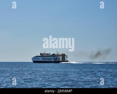 Il traghetto Trasmapi Menorca naviga sul mare Foto Stock