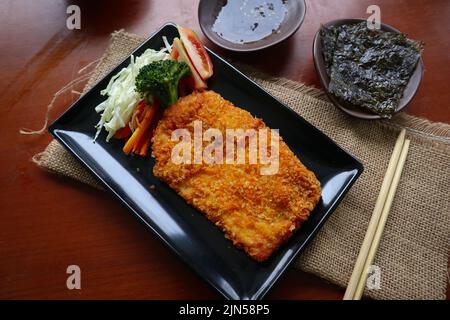 Il pollo katsu o tori katsu è un piatto giapponese di pollo fritto  preparato con panko servito con salsa tonkatsu, riso e verdure clopseup sul  concre Foto stock - Alamy