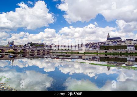 Blois, Valle della Loira, Francia: Skyline di Blois, città sulle rive del fiume Loira con il ponte Jacques Gabriel, capitale del dipartimento del Loir-et-Cher nel centro Foto Stock