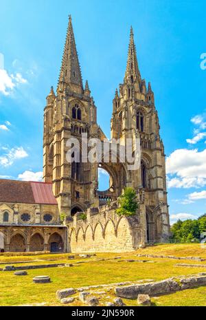 Soissons, Piccardia, Francia - cattedrale e abbazia di Saint Jean des Vignes rovine della facciata occidentale e torri Foto Stock