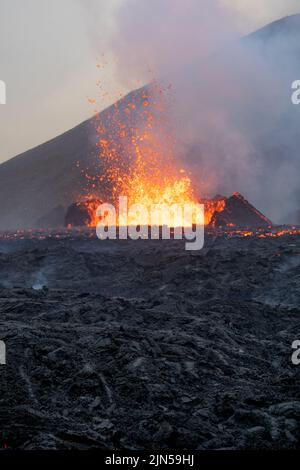 Meradalir, Islanda. 08th ago 2022. Eruzione vulcanica nella valle di Meradalir del Monte Fagradersfjall, Islanda sudoccidentale nell'agosto 2022. Questa è la seconda eruzione del Monte Fagradersfjall dopo l'eruzione di Geldingadalir del 2021, che fu la prima eruzione nel sud-ovest dell'Islanda per 800 anni. Credit: Daniel Freyr Jónsson/Alamy Live News Foto Stock