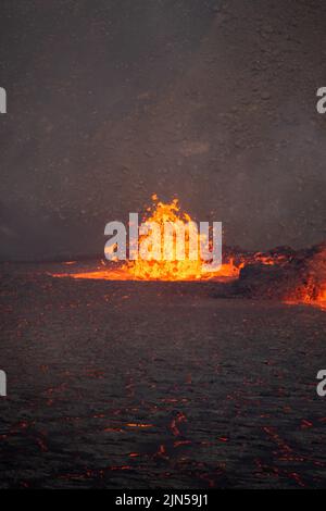 Meradalir, Islanda. 08th ago 2022. Eruzione vulcanica nella valle di Meradalir del Monte Fagradersfjall, Islanda sudoccidentale nell'agosto 2022. Questa è la seconda eruzione del Monte Fagradersfjall dopo l'eruzione di Geldingadalir del 2021, che fu la prima eruzione nel sud-ovest dell'Islanda per 800 anni. Credit: Daniel Freyr Jónsson/Alamy Live News Foto Stock