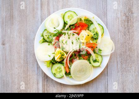 Doncaster, UK - 2019 Mar 21: Insalata verde con lattuga, cetriolo, cipolla e pomodoro di Goa Indian Foto Stock