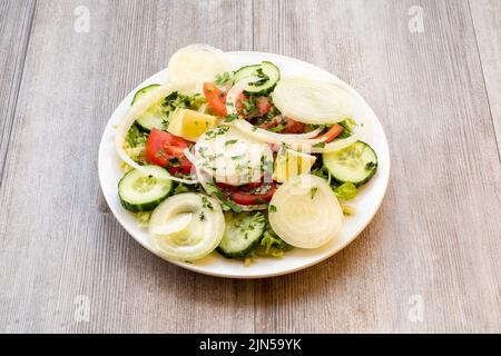 Doncaster, UK - 2019 Mar 21: Insalata verde con lattuga, cetriolo, cipolla e pomodoro di Goa Indian Foto Stock