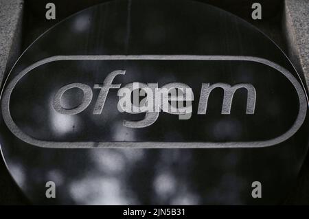 Foto del fascicolo del 04/09/21 del cartello Ofgem sull'ufficio del regolatore nel centro di Londra. Il regolatore dell'energia Ofgem è responsabile di una parte di un massiccio aumento delle bollette energetiche, gli esperti hanno detto, come prevedono che il tetto dei prezzi avrebbe colpito più di £4.200 nel mese di gennaio. In una nuova terribile prospettiva per le famiglie, Cornwall Insight ha detto che i conti sono destinati a salire a circa £3.582 nel mese di ottobre, a partire dal £1.971 di oggi, prima di aumentare ancora di più nel nuovo anno. Data di emissione: Martedì 9 agosto 2022. Foto Stock