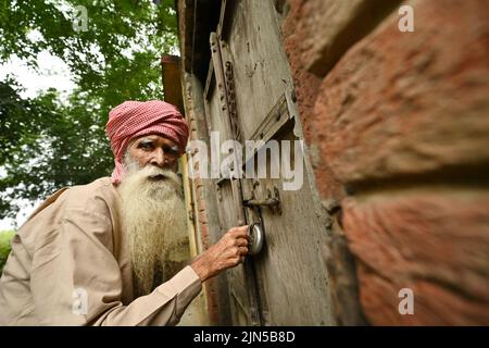 Powt, India. 05th ago 2022. Pritam Khan di fronte alla sua casa nel villaggio di Powt nello stato indiano di Punjab. Pritam aveva circa nove anni quando gli inglesi annunciarono la divisione del loro ex impero coloniale India britannica in India e Pakistan nel 1947. Nelle rivolte settarie che seguirono la divisione, Pritam perse la sua famiglia, che fuggì in Pakistan. Oggi è tornato in contatto con il nipote Shahbaz. Credit: Himanshu Mahajan/dpa/Alamy Live News Foto Stock