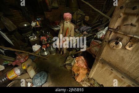 Powt, India. 05th ago 2022. Pritam Khan nella sua casa nel villaggio di Powt nello stato indiano di Punjab. Pritam aveva circa nove anni quando gli inglesi annunciarono la divisione del loro ex impero coloniale, l'India britannica, in India e Pakistan nel 1947. Nelle rivolte settarie che seguirono la divisione, Pritam perse la sua famiglia, che fuggì in Pakistan. Oggi è tornato in contatto con il nipote Shahbaz. Credit: Himanshu Mahajan/dpa/Alamy Live News Foto Stock