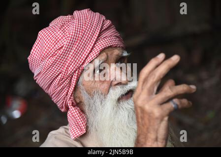 Powt, India. 05th ago 2022. Pritam Khan nella sua casa nel villaggio di Powt nello stato indiano di Punjab. Pritam aveva circa nove anni quando gli inglesi annunciarono la divisione del loro ex impero coloniale, l'India britannica, in India e Pakistan nel 1947. Nelle rivolte settarie che seguirono la divisione, Pritam perse la sua famiglia, che fuggì in Pakistan. Oggi è tornato in contatto con il nipote Shahbaz. Credit: Himanshu Mahajan/dpa/Alamy Live News Foto Stock