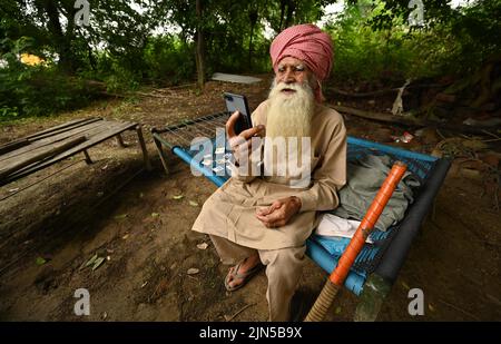 Powt, India. 05th ago 2022. Pritam Khan di fronte alla sua casa nel villaggio di Powt nello stato indiano di Punjab. Pritam aveva circa nove anni quando gli inglesi annunciarono la divisione del loro ex impero coloniale India britannica in India e Pakistan nel 1947. Nelle rivolte settarie che seguirono la divisione, Pritam perse la sua famiglia, che fuggì in Pakistan. Oggi è tornato in contatto con il nipote Shahbaz. Credit: Himanshu Mahajan/dpa/Alamy Live News Foto Stock